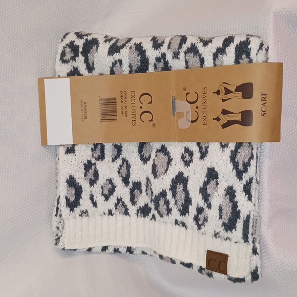 CC Exclusive beenie hat, Gloves and scarf set - Picture 4 of 5